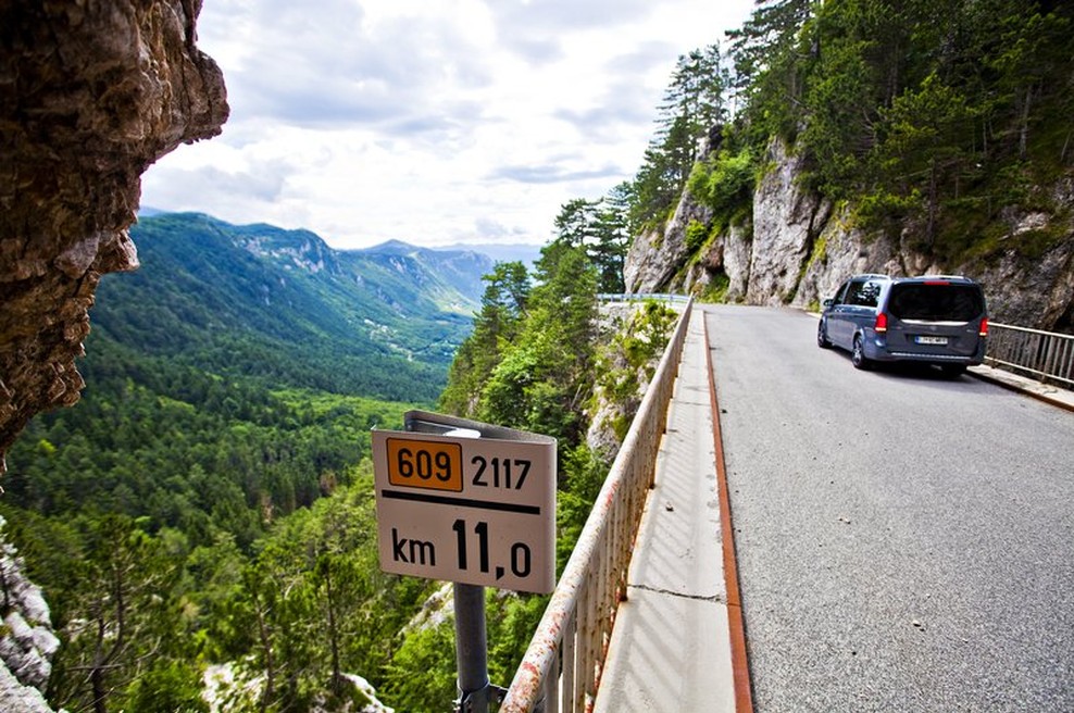 Danes se začenja prenova ene najbolj slikovitih cest v Sloveniji, regionalne ceste Ajdovščina-Predmeja (foto: Saša Kapetanovič)
