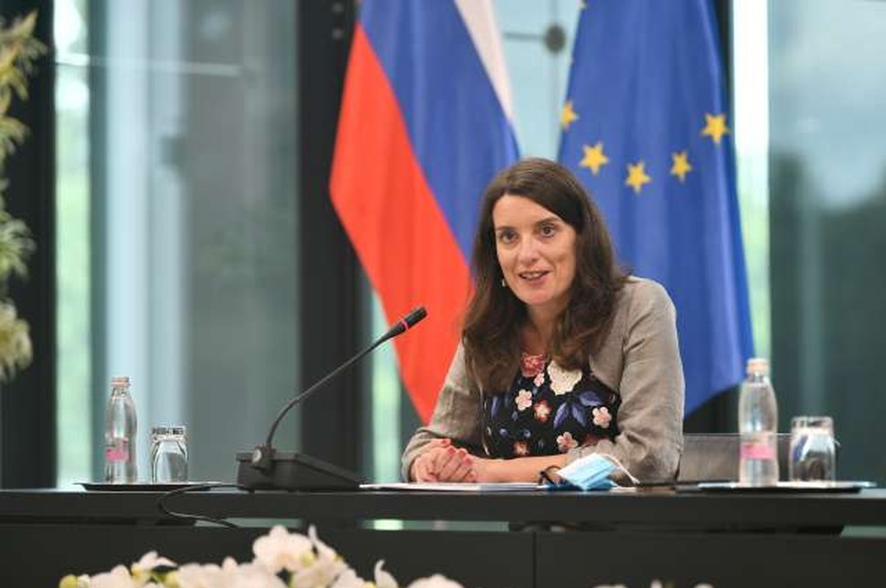Kustečeva: Septembra se bodo v šolo vrnili vsi učenci in dijaki (foto: Tamino Petelinšek/STA)