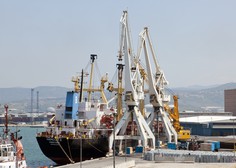 Vsem članom posadke so že odvzeli brise, odločitev o vplutju v Luko Koper po rezultatih