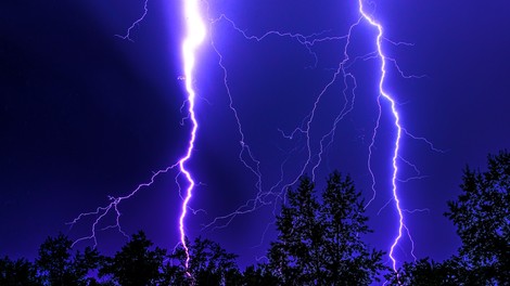 V Srbiji nogometnega trenerja na igrišču zadela strela