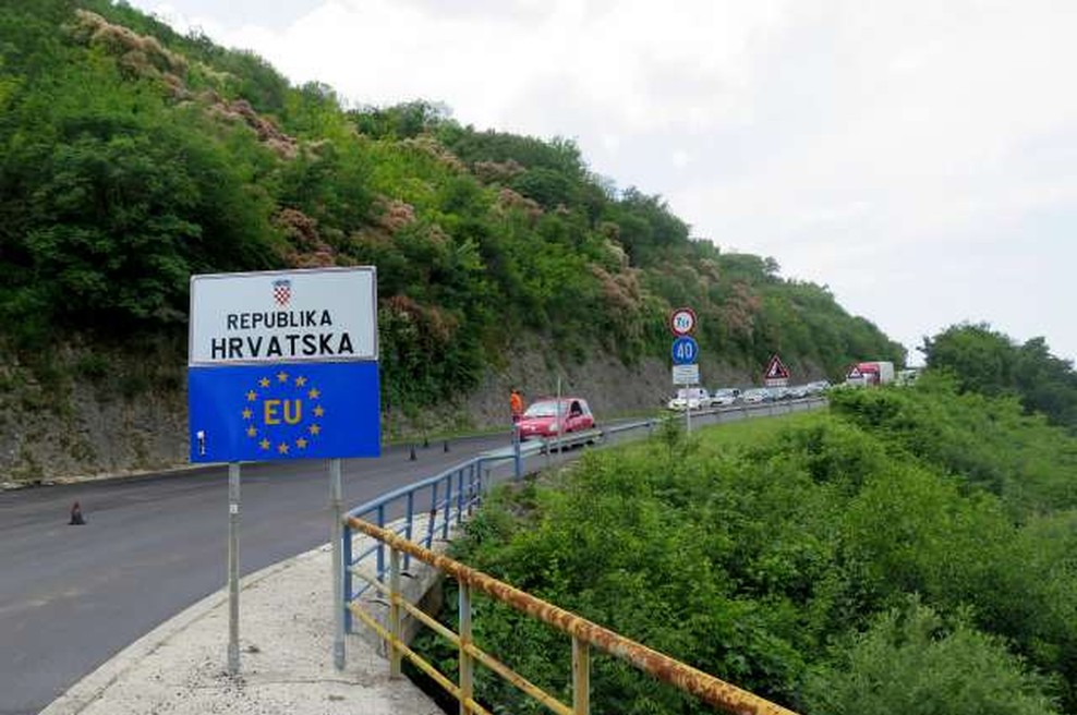 Vrnitev v Slovenijo iz Hrvaške bo možna še v ponedeljek (foto: Mitja Volčanšek/STA)
