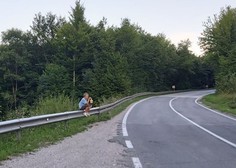 Revni deček na fotografiji iz BiH joče, ker so mu ukradli robidnice, ki jih prodaja na cesti
