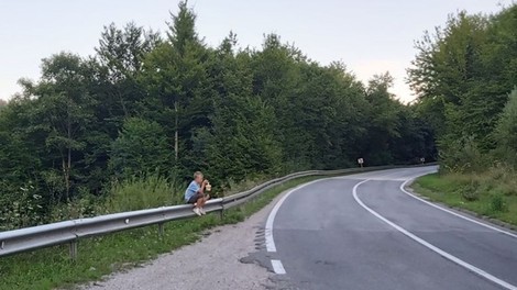 Revni deček na fotografiji iz BiH joče, ker so mu ukradli robidnice, ki jih prodaja na cesti