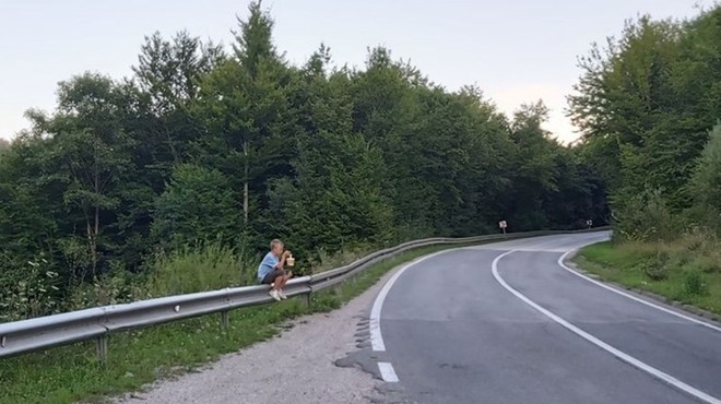 Revni deček na fotografiji iz BiH joče, ker so mu ukradli robidnice, ki jih prodaja na cesti (foto: Facebook)