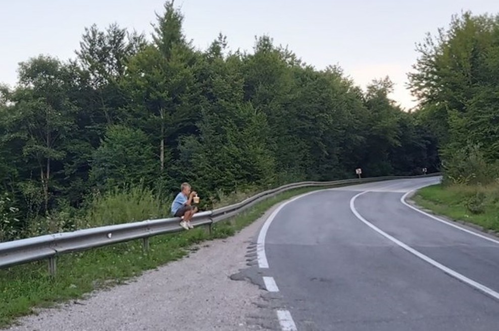 Revni deček na fotografiji iz BiH joče, ker so mu ukradli robidnice, ki jih prodaja na cesti (foto: Facebook)