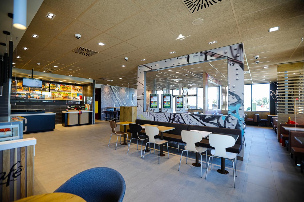 V restavraciji s HITRO PREHRANO ustrelil in ubil dve osebi (foto: McDonald's Slovenija)