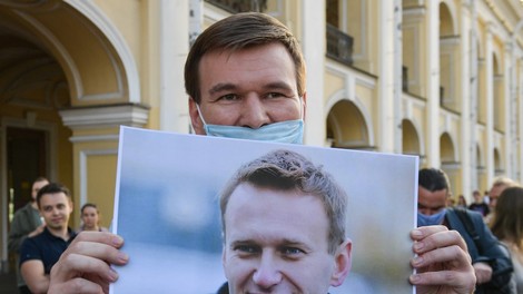 Ruski zdravniki nasprotujejo premestitvi Navalnega iz bolnišnice v Omsku