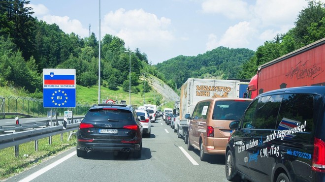 Zaradi odhoda turistov s Hrvaške na mejah že daljše čakalne dobe (foto: Profimedia)