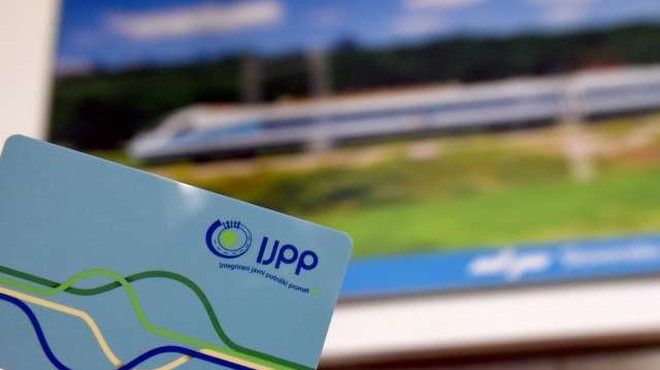 V prodaji enotne subvencionirane vozovnice IJPP za dijake in študente (foto: Tamino Petelinšek/STA)