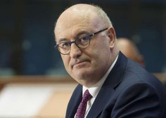 Evropski komisar Phil Hogan zavrača pozive k odstopu zaradi "nekoronskega ravnanja"