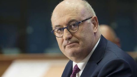 Evropski komisar Phil Hogan zavrača pozive k odstopu zaradi "nekoronskega ravnanja"