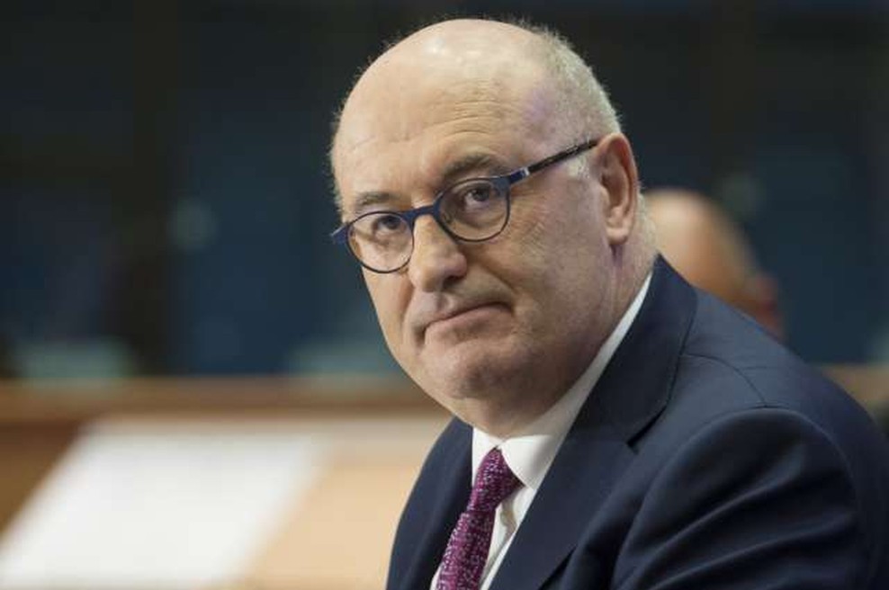 Evropski komisar Phil Hogan zavrača pozive k odstopu zaradi "nekoronskega ravnanja" (foto: Thierry Monasse/STA)