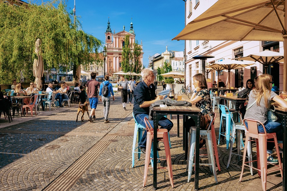 Neuradno v četrtek potrjenih 362 okužb; od danes v veljavi novi ukrepi, popoldne seja Sveta za nacionalno varnost (foto: Shutterstock)