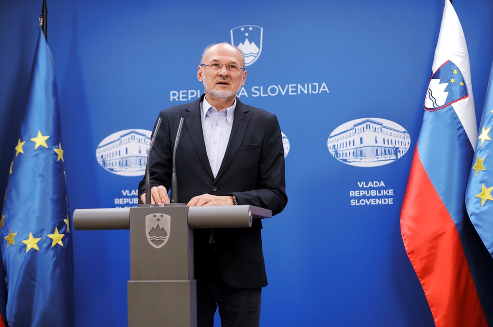 Jelko Kacin: Število vnesenih okužb se znižuje (foto: Daniel Novakovič/STA)