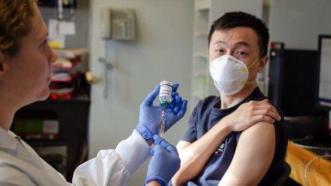 Na Kitajskem poskusno cepivo prejelo že več kot 20.000 ljudi