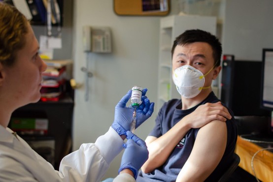 Na Kitajskem poskusno cepivo prejelo že več kot 20.000 ljudi