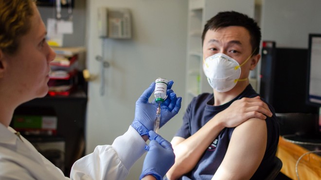 Na Kitajskem poskusno cepivo prejelo že več kot 20.000 ljudi (foto: Profimedia)