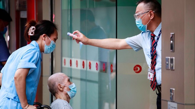 33-letnik iz Hongkonga se je po nekaj mesecih še enkrat okužil s koronavirusom (foto: profimedia)