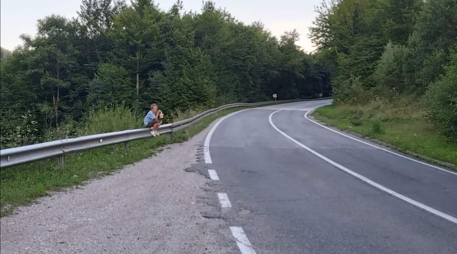 Deček iz Bosne, ki so ga okradli, si je obrisal solze in spet prodaja robide (foto: Facebook)