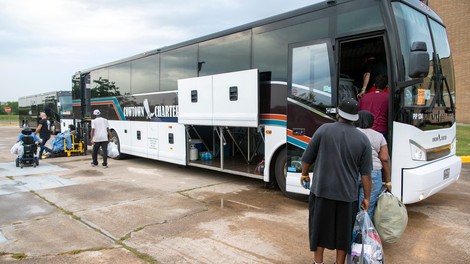 Orkan Laura se približuje obali Teksasa in Louisiane, evakuirali skoraj 600.000 ljudi