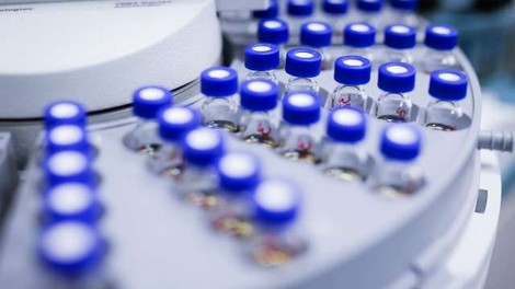 Bruselj podpisal pogodbo za nakup 400 milijonov odmerkov cepiva proti covidu-19