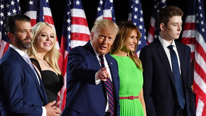 Trump z govorom pred Belo hišo sprejel predsedniško nominacijo republikanske stranke (foto: Profimedia)
