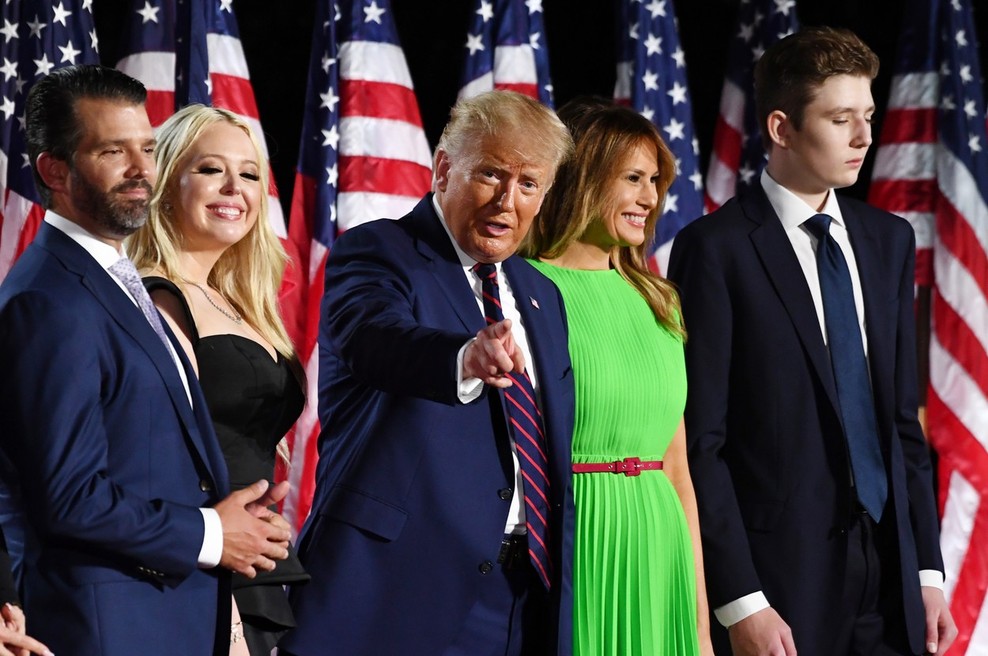 Trump z govorom pred Belo hišo sprejel predsedniško nominacijo republikanske stranke (foto: Profimedia)