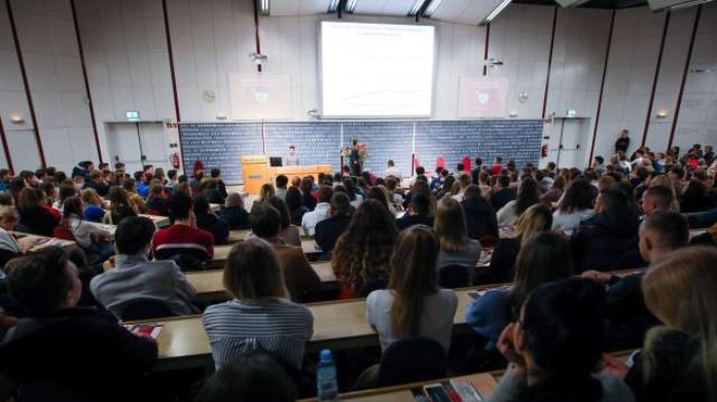 Univerze se pospešeno pripravljajo na novo študijsko leto, večina bo začela s hibridnim modelom (foto: Anže Malovrh/STA)