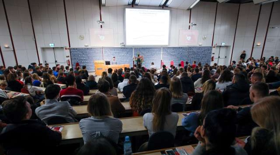 Začetek študijskega leta v znamenju covida-19, tradicionalni Pozdrav brucem letos prek spleta (foto: Anže Malovrh/STA)