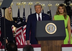 Twitter se zabava na račun groze na obrazu Melanie, ko se ta pozdravi z Ivanko