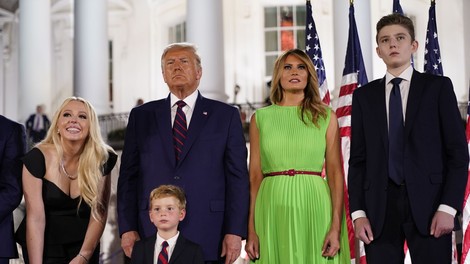 Ljudje se ne morejo načuditi, kako velik je Barron Trump