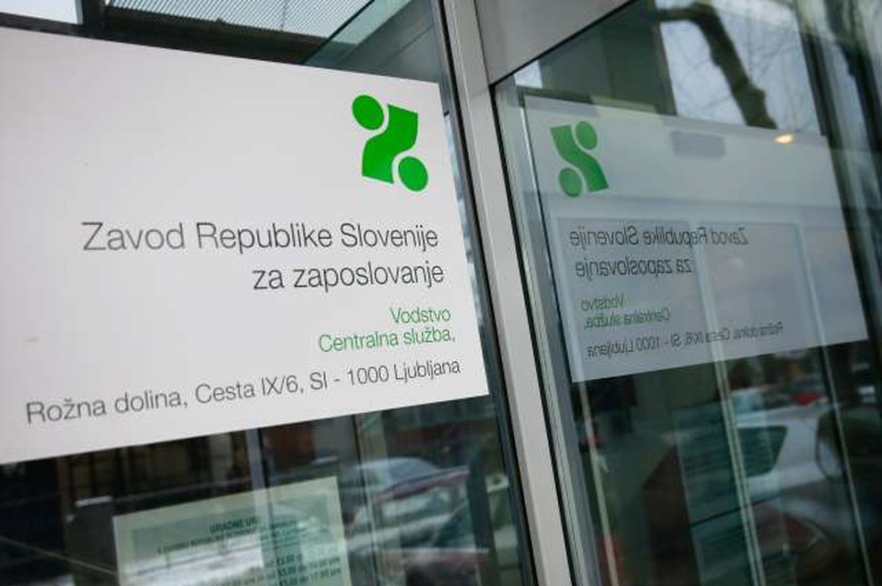 Danes nova izplačila povračil nadomestil plač z naslova čakanja na delo (foto: Anže Malovrh/STA)