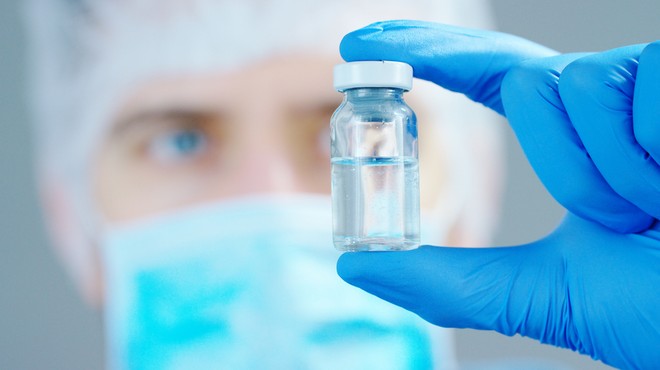 V prvi tovrstni študiji so britanski znanstveniki odkrili povezavo med nastankom krvnih strdkov in cepivom podjetja AstraZeneca. (foto: Shutterstock)