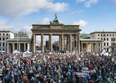 Policija vnovič prekinila berlinski shod nasprotnikov omejevalnih ukrepov
