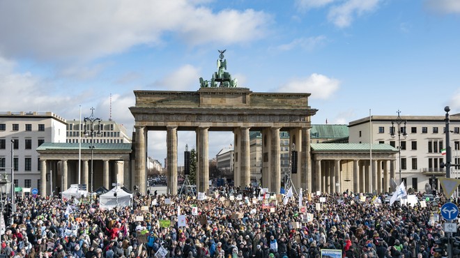 Policija vnovič prekinila berlinski shod nasprotnikov omejevalnih ukrepov (foto: profimedia)