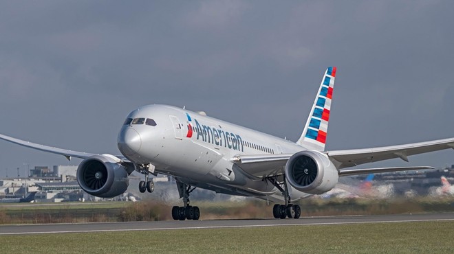 American Airlines v boj za potnike s posebnim razpršilom proti okužbi (foto: profimedia)