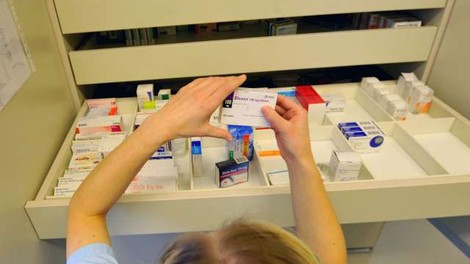 Lani več kot tisoč poročil o resnih domnevnih neželenih stranskih učinkih zdravil