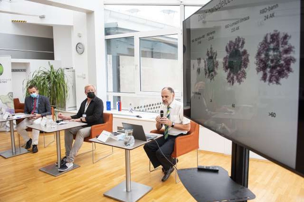 Cepivo Kemijskega inštituta pri testiranju na miših ustvarilo visok imunski odziv (foto: Bor Slana/STA)