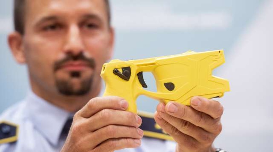 Policija bo po novem lahko uporabila električni paralizator, a le v izjemnih primerih (foto: Bor Slana/STA)