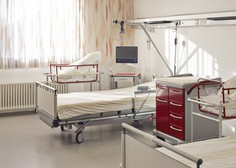 Pri eni od zaposlenih v porodnem bloku kranjske porodnišnice so potrdili okužbo