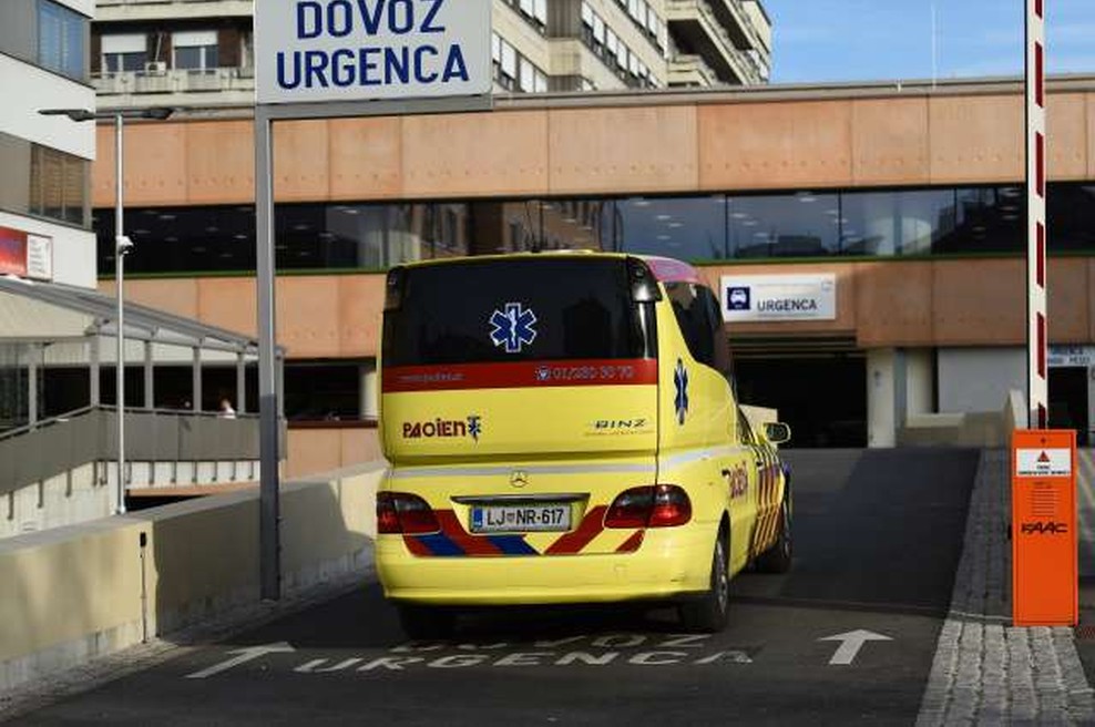 Ljubljansko urgenco v noči na ponedeljek obiskala oseba s covidom-19 (foto: Tamino Petelinšek/STA)