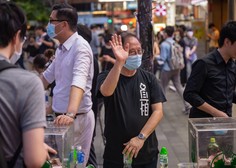 V Hongkongu začetek množičnega testiranja ob globokem nezaupanju številnih prebivalcev