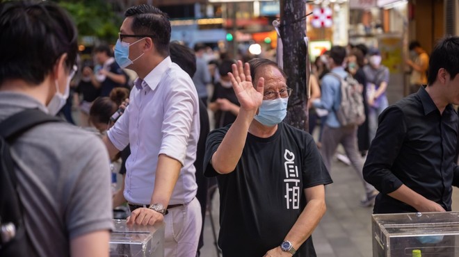 V Hongkongu začetek množičnega testiranja ob globokem nezaupanju številnih prebivalcev (foto: Profimedia)