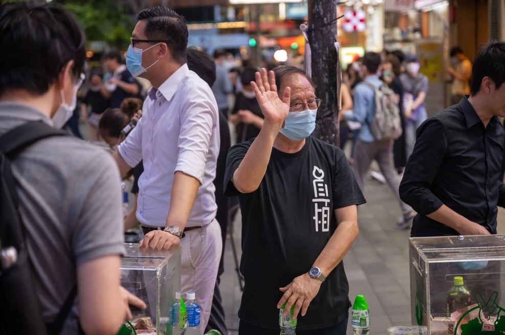 V Hongkongu začetek množičnega testiranja ob globokem nezaupanju številnih prebivalcev (foto: Profimedia)