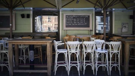 Gospodarstvo in zdravstvo opozarjata, da si Slovenija še enega zapiranja države ne more privoščiti