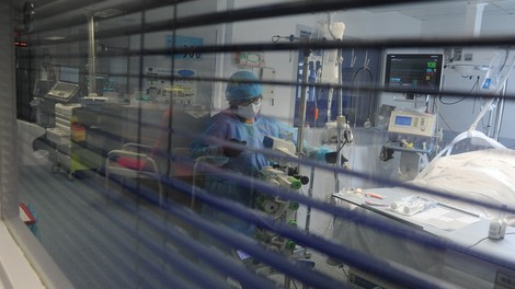 »Začelo se je s čisto povprečnim prehladom,« strokovni direktor Ginekološke klinike o tem, kako je končal na respiratorju
