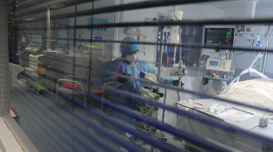 »Začelo se je s čisto povprečnim prehladom,« strokovni direktor Ginekološke klinike o tem, kako je končal na respiratorju (foto: profimedia)