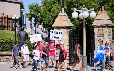 Zakaj tako veliko ljudi ne verjame v resnost nevarnosti globalne pandemije?