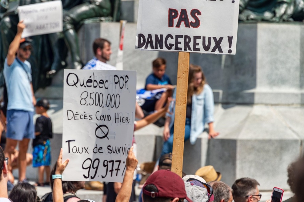 Zakaj tako veliko ljudi ne verjame v resnost nevarnosti globalne pandemije? (foto: profimedia)