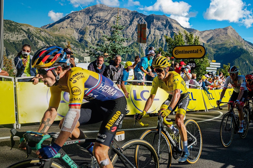 Julian Alaphilippe zaradi kazni izgubil rumeno majico, Primož Roglič skupno drugi (foto: Profimedia)